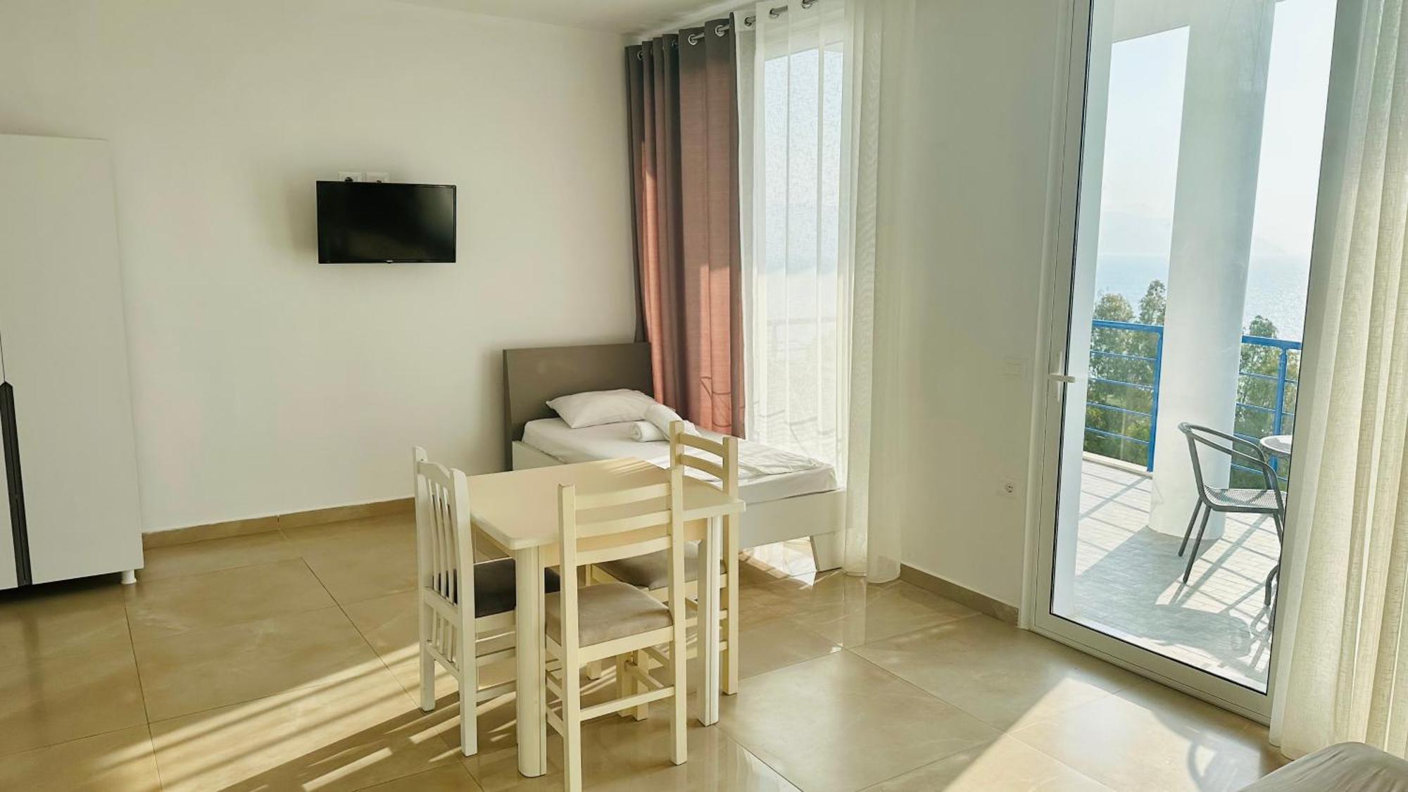 Jico Travel - Villa Colombo Vlorë Zimmer foto