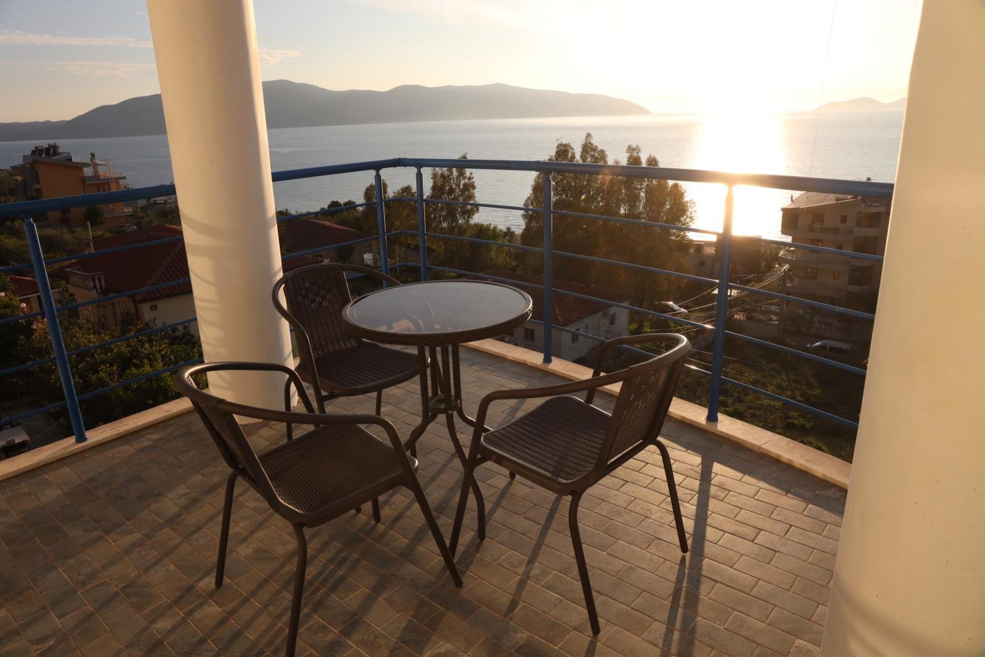 Jico Travel - Villa Colombo Vlorë Zimmer foto