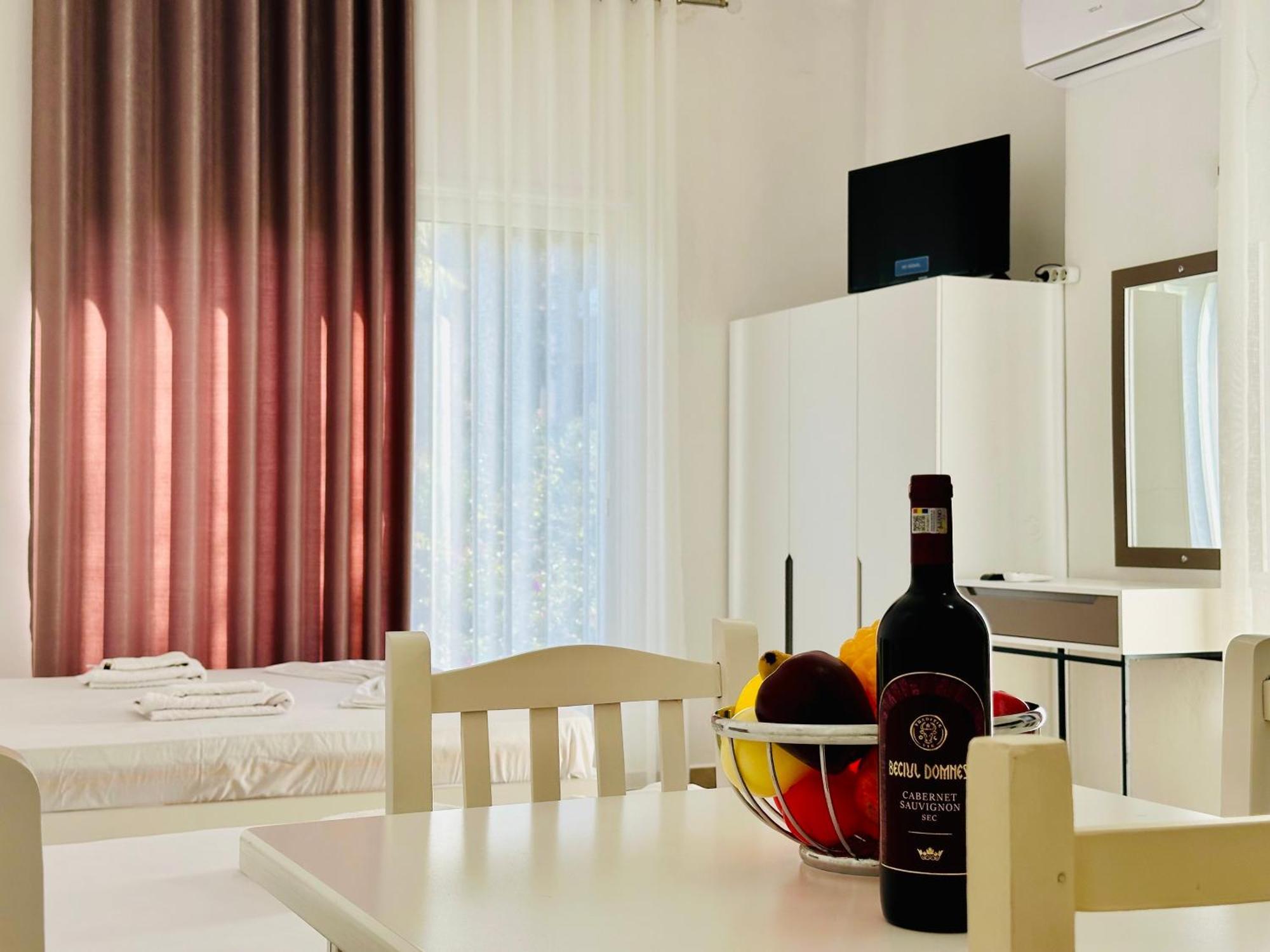 Jico Travel - Villa Colombo Vlorë Zimmer foto
