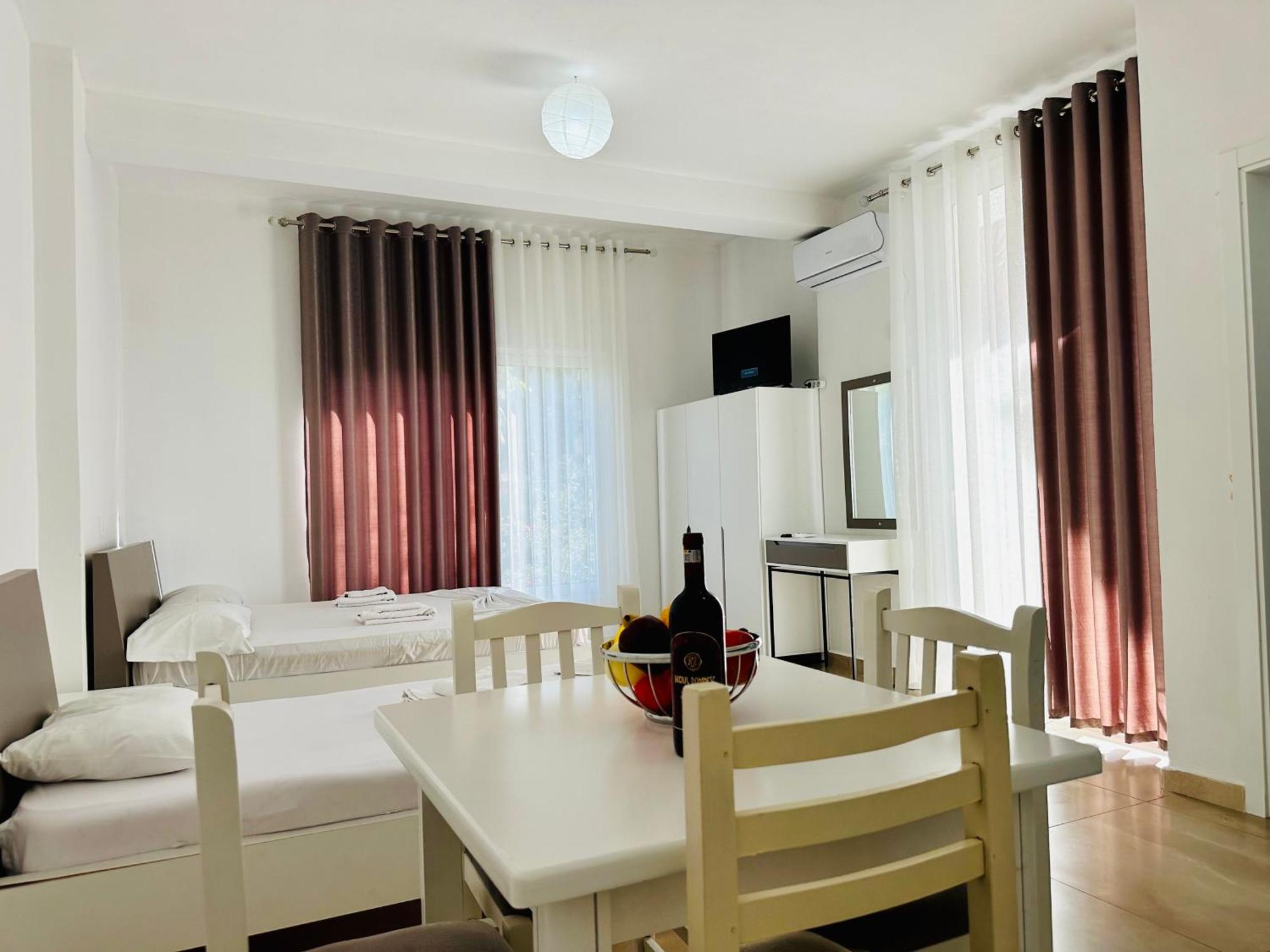 Jico Travel - Villa Colombo Vlorë Zimmer foto