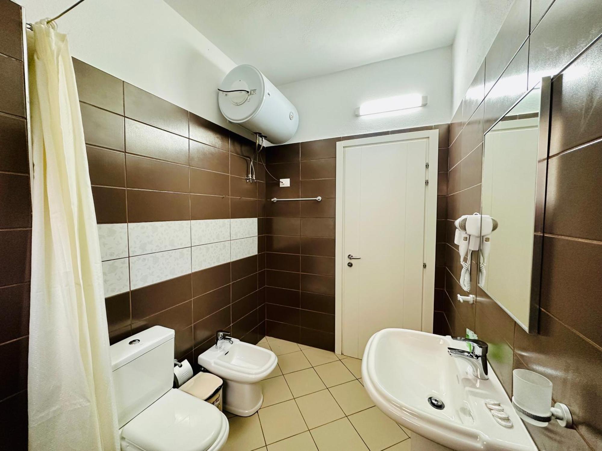 Jico Travel - Villa Colombo Vlorë Zimmer foto