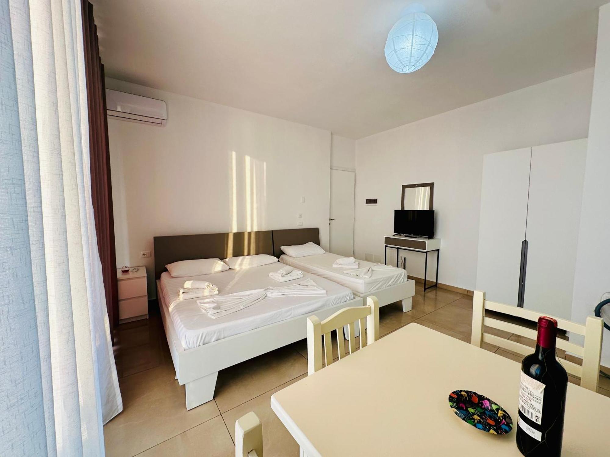 Jico Travel - Villa Colombo Vlorë Zimmer foto
